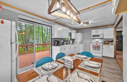 Pocono Lake Cabin | 3 min walk to beach, TV, AC, Firepit, Wi-Fi
