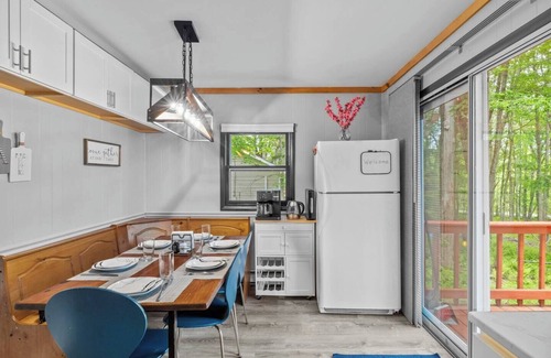 Pocono Lake Cabin | 3 min walk to beach, TV, AC, Firepit, Wi-Fi