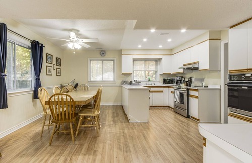 Tiny Cottage | 3-Min Walk to Cove Beach | Cozy 3BR Georgian Bay Cottage Retreat | Sleeps 6!