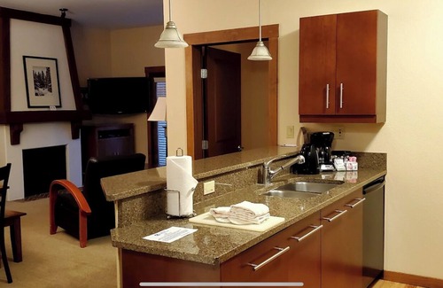 Copper Mountain Village Condo | 3 min walk to ski lift, 2 Bed 2 bath, heated parking, ski locker and hot tub