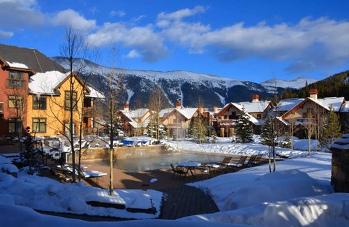 Copper Mountain Village Condo | 3 min walk to ski lift, 2 Bed 2 bath, heated parking, ski locker and hot tub