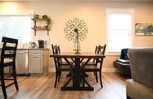 Parker House | 3 Minutes to Downtown! 2BD/2BA + Pet friendly!