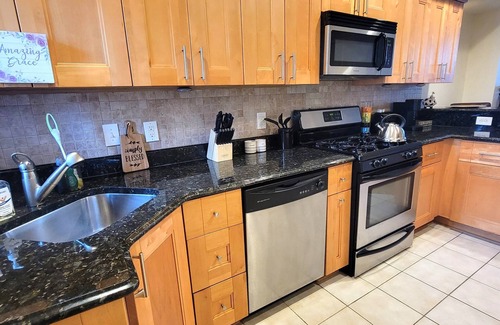 Downtown Baltimore House | 3 minutes to Orioles & Ravens stadiums and 10 minutes from the Baltimore Harbor.