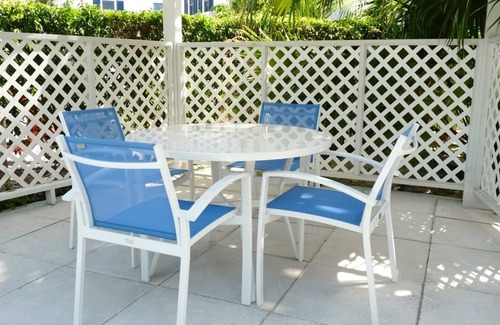 Grace Bay Condo | 3 minutes to the beach! 1 Bedroom Condo near shopping and Dining