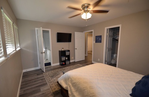 Universal City House | 3 minutes to the front gate of RAFB! Pool/ 2 car garage!