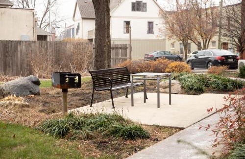 Chatham-Arch Apartment | 3 modern apts near nightlife & attractions