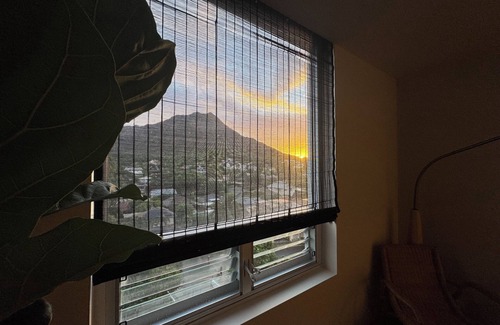 Diamond Head - Kapahulu - St. Louis Apartment | 3 Month Min; NO instant bookings: 3-bdrm Floor thru; Chill; Magical Apt/Location