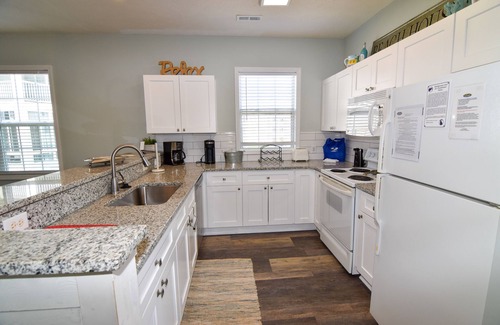 North Myrtle Beach Condo | 3 night minimum. 2 bedroom. Outdoor pool. Close to beach.