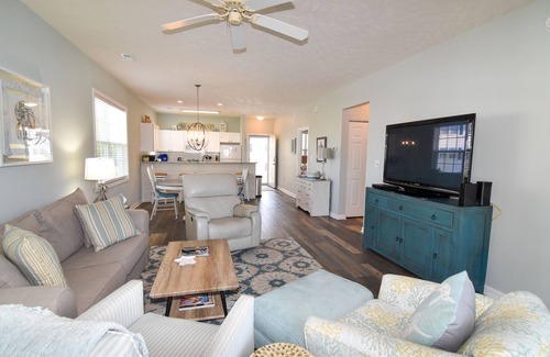 North Myrtle Beach Condo | 3 night minimum. 2 bedroom. Outdoor pool. Close to beach.