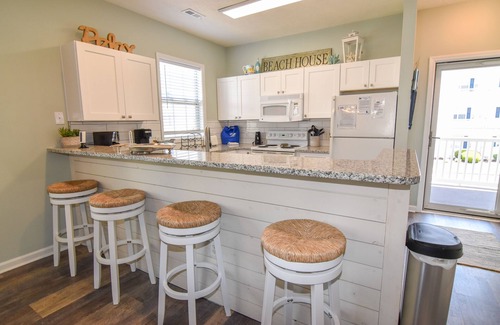 North Myrtle Beach Condo | 3 night minimum. 2 bedroom. Outdoor pool. Close to beach.