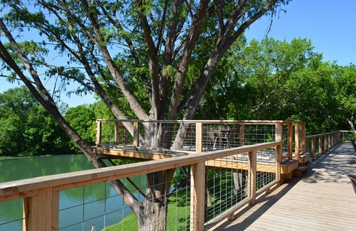 Center Point Cabin | #3 of 4 Treetop River Cabin: 6 guests +Kayaks+ Fishing+ Fire Pits=Family Fun!