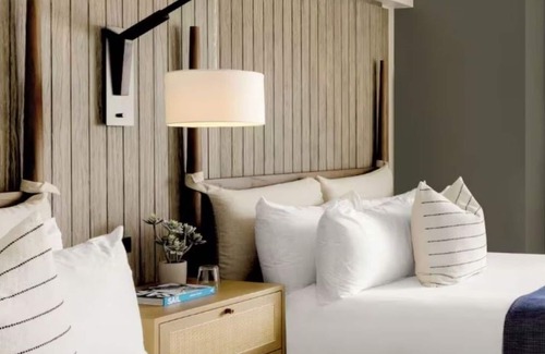 Goat Island Hotel | 3 Picturesque Harbor View Room | Short Stroll from Historic Downtown