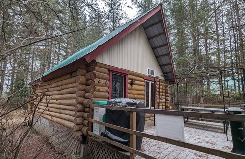 Riviere-Rouge Ski Chalet | 3- Poirier : Chalet en bois rond au bord de la Rivière Rouge