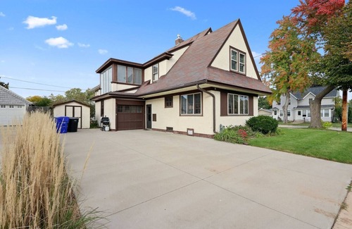 Appleton House | 3 Queens, Walk to Eat, Tons of Character, Spacious