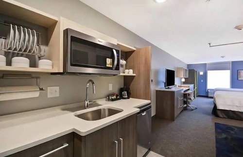 Alpine Center Hotel | 3 Relaxing Units Minutes to Frederik Meijer Gardens. FREE Breakfast, Pool!