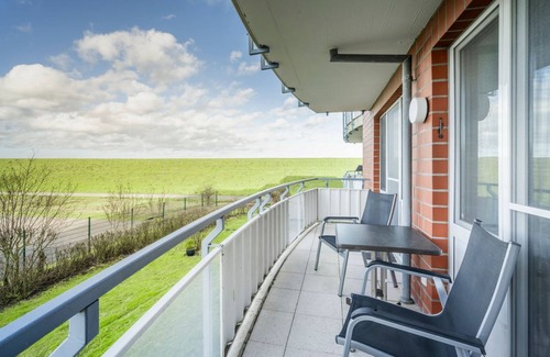 Schillig Apartment | 3-room apartment close to the beach with balcony and located directly on the North Sea dike