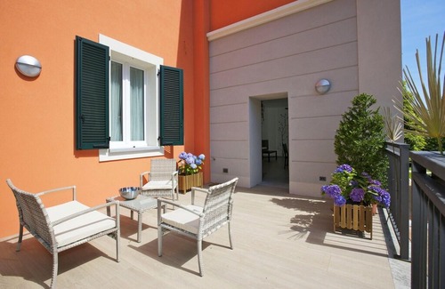 Comero Apartment | 3-room corner apartment in a prestigious villa from 1850 with solar-heated pool