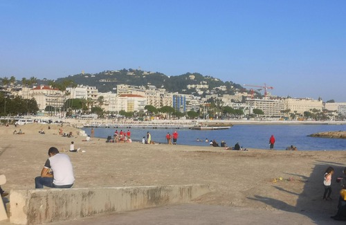 Riou - Petit Juas - Av de Grasse Apartment | 3 rooms terrace 5 people on park;