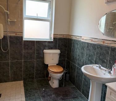 Jamestown House | #3 - Spacious Ensuite Double Room with Sofa in Leitrim