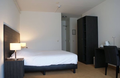 De Bult Hotel | 3 Spacious Units Hideaway Near Giethoorn Canals & Hiking Routes | Pet Friendly