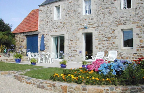 Guimaec House | 3-star house, 4 bedrooms, sleeps 8, 5km from Locquirec beaches. WIFI
