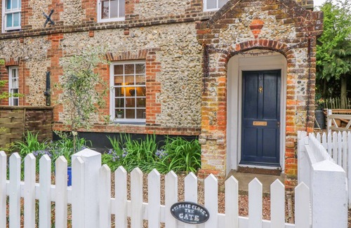 Wymondham Cottage | 3 STATION COTTAGES, pet friendly, with open fire in Wymondham