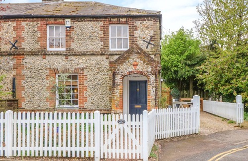 Wymondham Cottage | 3 STATION COTTAGES, pet friendly, with open fire in Wymondham