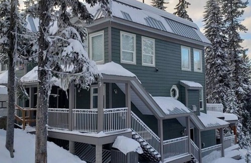 Silver Star Mountain House | 3 Storey, 6 Bedroom, 5 Bthrm, 2 Kitchens, Ski in/Ski out Multi-Family Mountain H