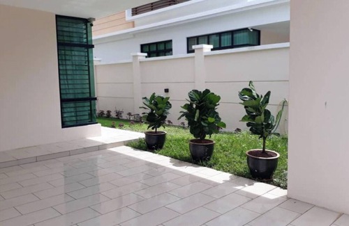Batu Ferringhi House | 3-Storey Batu Ferringhi House Near Beach in Penang Island
