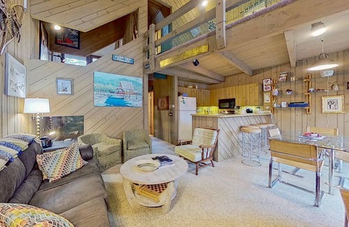 North Conway Condo | 3-story condo near skiing with Ping-Pong, foosball, fireplace, balcony, & W/D