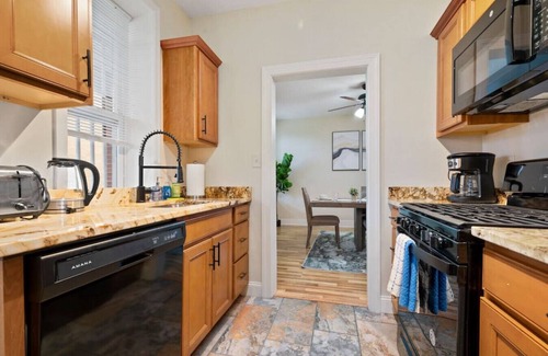North Oakland Apartment | 3 Story home w/11 beds! | Close to Pitt & CMU!