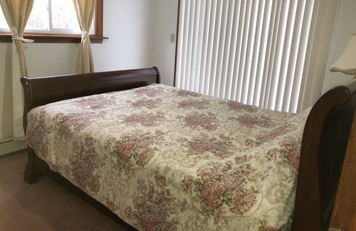 Jim Thorpe House | 3 story home with fireplace and jacuzzi, minutes away from Pocono raceway.