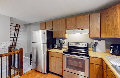West Dover Condo | 3-story mountain condo with deck, balcony, shuttle to slopes, fireplace, & W/D