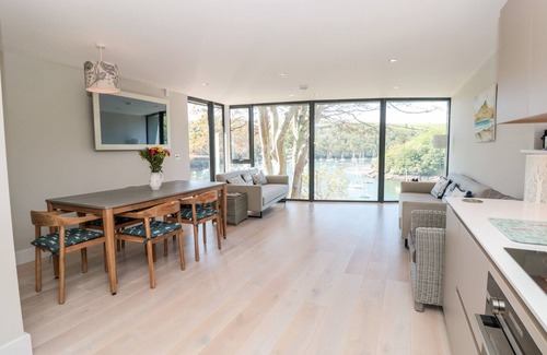 Newton Ferrers Cottage | 3 THE HIDE, family friendly, with a garden in Newton Ferrers