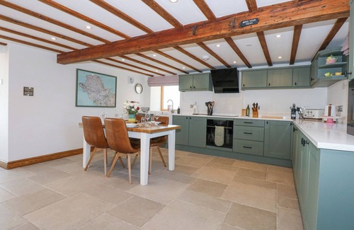 Holyhead Cottage | 3 TREM Y MOR, family friendly, with hot tub in Llanfachraeth
