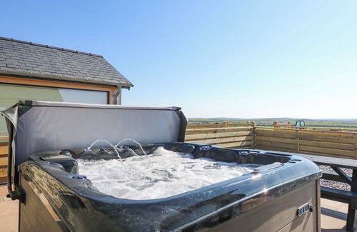 Holyhead Cottage | 3 TREM Y MOR, family friendly, with hot tub in Llanfachraeth