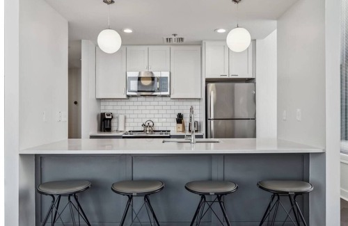 Downtown Pittsburgh Hotel | 3 Units | Union Station Grandeur | Fitness Access | Near Carnegie Science Cent