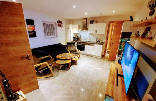 Industriebezirk Apartment | 3 Z moderne Wellnesswohnung - Sauna, Kamin, Parkplätze 65m2 bis 6 Per