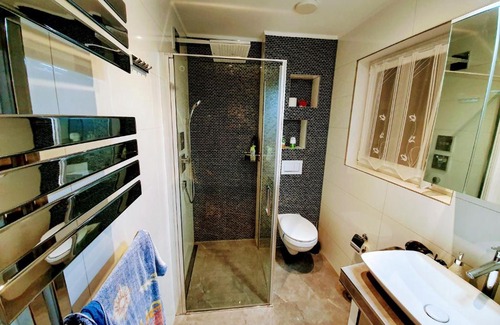 Industriebezirk Apartment | 3 Z moderne Wellnesswohnung - Sauna, Kamin, Parkplätze 65m2 bis 6 Per