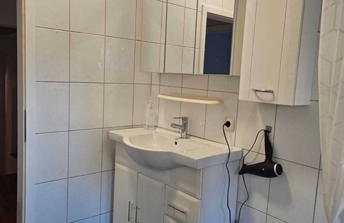 Neubeckum Apartment | 3-zimmer-wohnung mit Voll Ausgestatteter Küche, Zentral Gelegen, Nahe Bahnhof