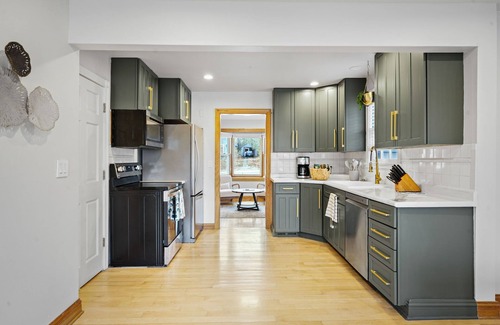 Madison House | 30+ Day - Close to Everything. Pet Friendly.