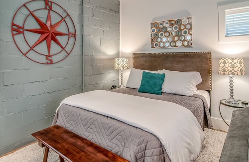 Urbandale Nations Cottage | 30+ DAY FURNISHED HOUSE - Robertson Cottage - 5 Miles from Downtown!!