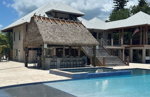 Marathon Villa | 30 DAY RENTAL ONLY!nnBeautiful 2.5 acre waterfront villa with pool , & tiki bar