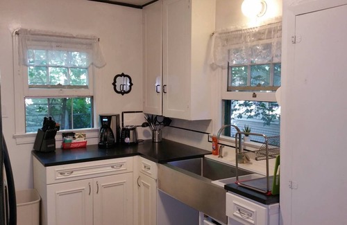 Altamont House | 30+ Day❤️Smart Craftsman ❤️of Downtown | King Queen | BBQs, Patio Set + Fenced Y