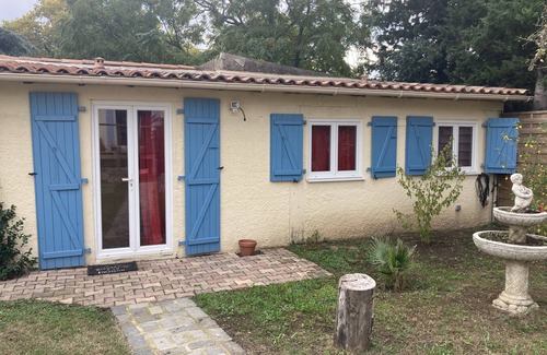 Mont Duplan House | 30 m2 detached house at the bottom of our garden with private jacuzzi