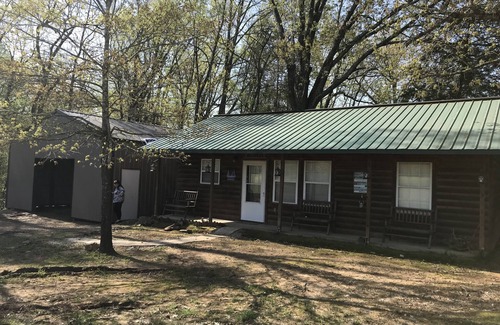 Doniphan Cabin | 30 miles from Brick’s Off Road Park! 4 minutes & 12 seconds totality Eclipse ‘24