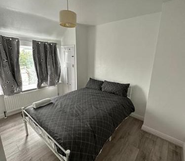 Enfield Lock House | 30 Min to STN & London