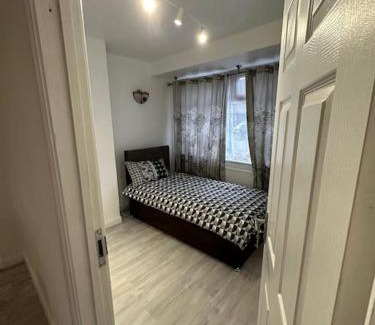 Enfield Lock House | 30 Min to STN & London