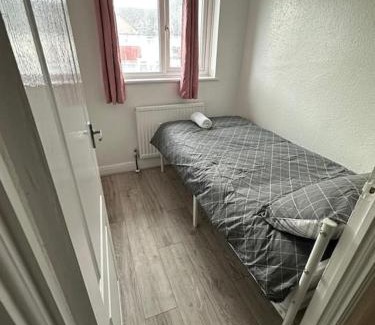 Enfield Lock House | 30 Min to STN & London
