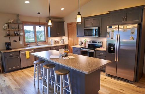 Manitowoc House | 30 minutes from Lambeau & steps from Lake Michigan! 2 beauties in one!